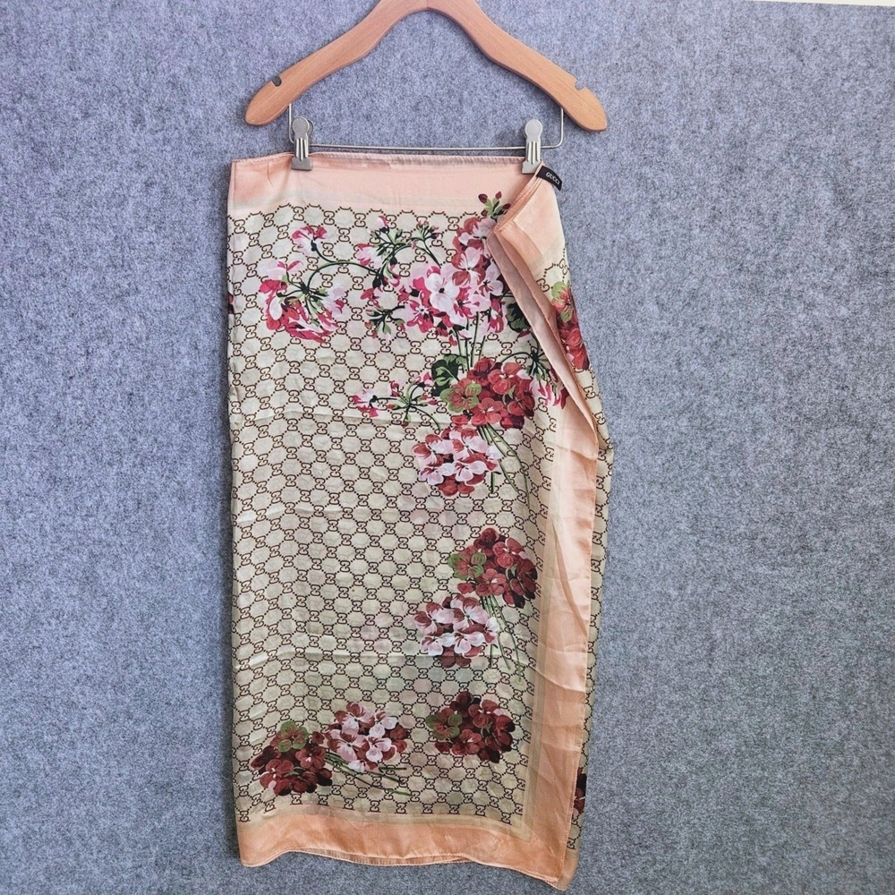 Gucci GG Monogram Geranium Floral Silk Scarf Peach Pink Made in Italy 35x35